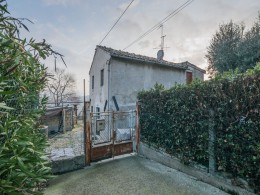 SMALL FARMHOUSE TO RENOVATE FOR SALE in Fermo in the Marche region in Italy